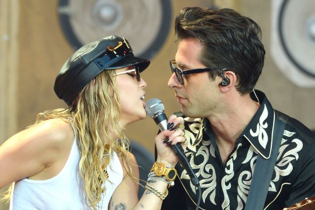 Miley Cyrus y Mark Ronson Miley Cyrus y Mark Ronson
