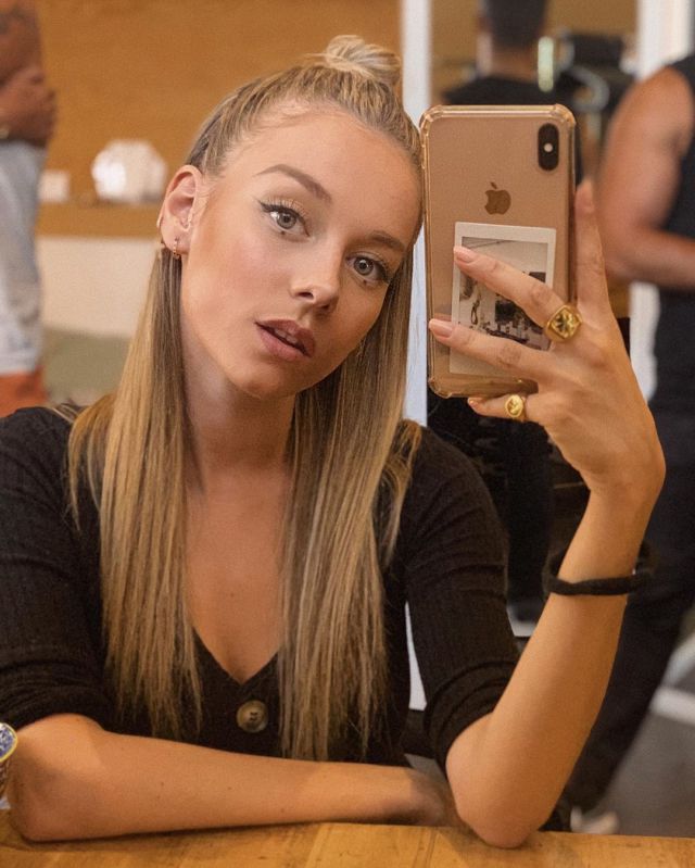 Ester Expósito sube una foto de niña para felicitar a su madre: “No quiere salir en mi Instagram” Ester Expósito sube una foto de niña para felicitar a su madre: “No quiere salir en mi Instagram”