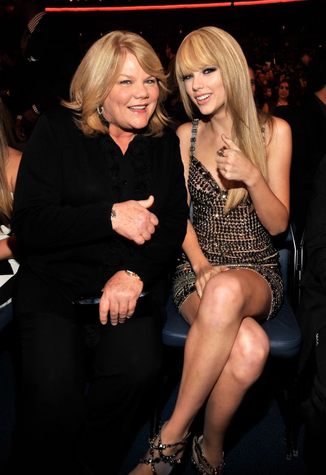 Taylor Swift habla sobre el tumor cerebral que tiene su madre Taylor Swift habla sobre el tumor cerebral que tiene su madre