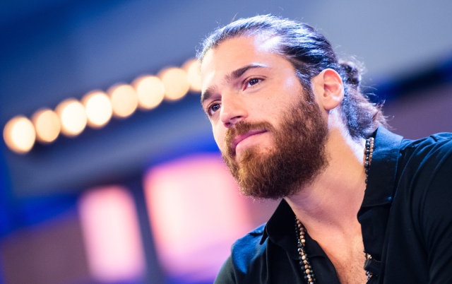 Can Yaman reaparece con uniforme militar y una dedicatoria para su madre Can Yaman reaparece con uniforme militar y una dedicatoria para su madre