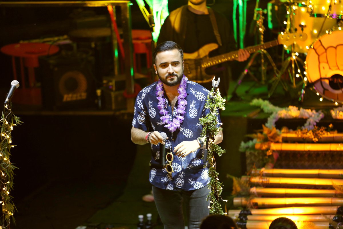 David Álvarez, calentando los motores Revive la fiesta hawaiana a todo color de Bombai