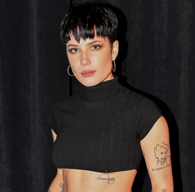 El bonito gesto de Halsey con los fans que hacen cola para su concierto en Madrid El bonito gesto de Halsey con los fans que hacen cola para su concierto en Madrid