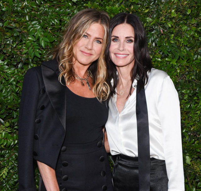 Courteney Cox se atreve con un reto de TikTok y Jennifer Aniston no puede aguantar la risa Courteney Cox se atreve con un reto de TikTok y Jennifer Aniston no puede aguantar la risa