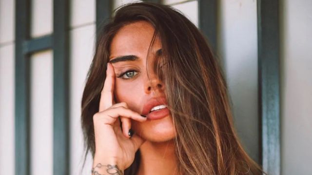 Violeta Mangriñán intenta imitar a Ester Expósito con su baile Violeta Mangriñán intenta imitar a Ester Expósito con su baile