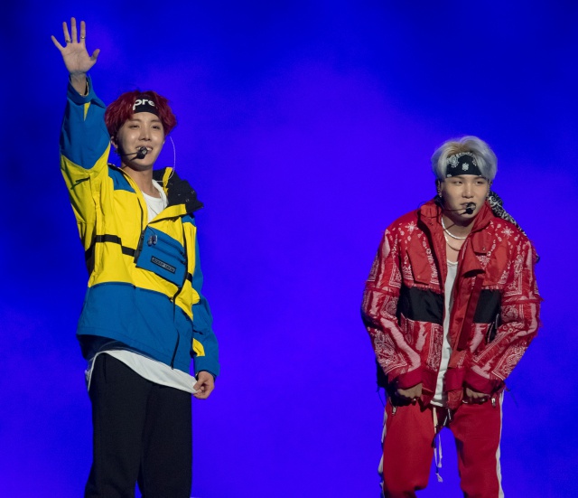 El bonito regalo de J-Hope a Suga para celebrar el lanzamiento de ‘D-2’ El bonito regalo de J-Hope a Suga para celebrar el lanzamiento de ‘D-2’