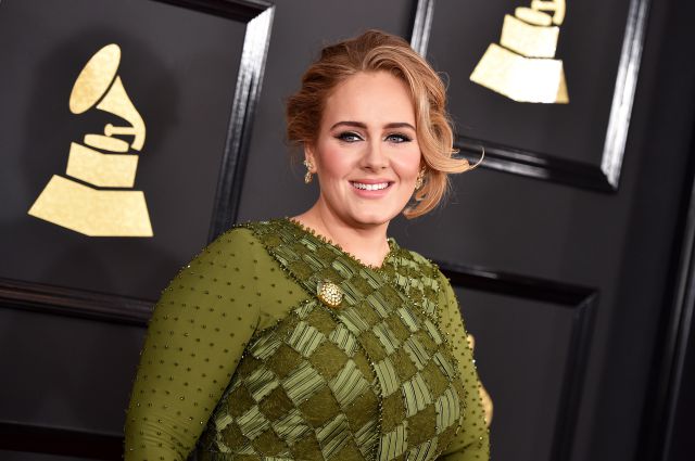 Adele se prueba uno de sus míticos vestidos tras su cambio físico Adele se prueba uno de sus míticos vestidos tras su cambio físico