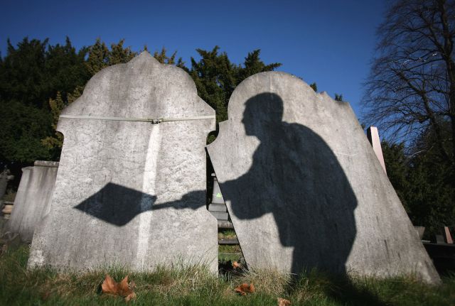 Encuentran a un hombre caminando por el cementerio cuatro meses después de ser enterrado Encuentran a un hombre caminando por el cementerio cuatro meses después de ser enterrado