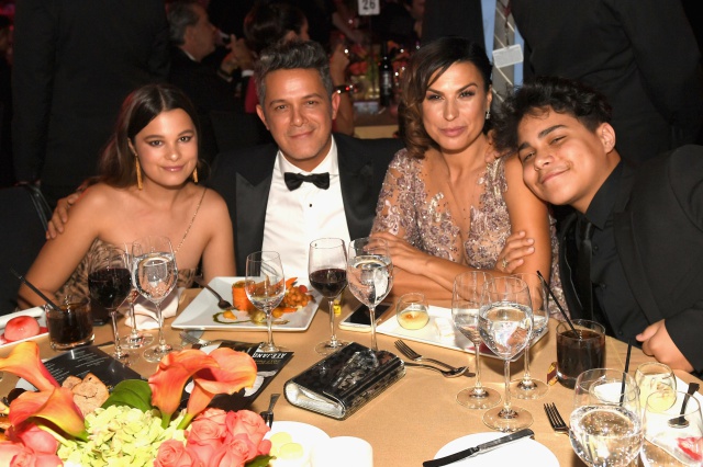 Manuela Sánchez, Alejandro Sanz y Raquel Perera durante la celebración de la Gala Persona del Año en 2017 Manuela Sánchez, Alejandro Sanz y Raquel Perera durante la celebración de la Gala Persona del Año en 2017