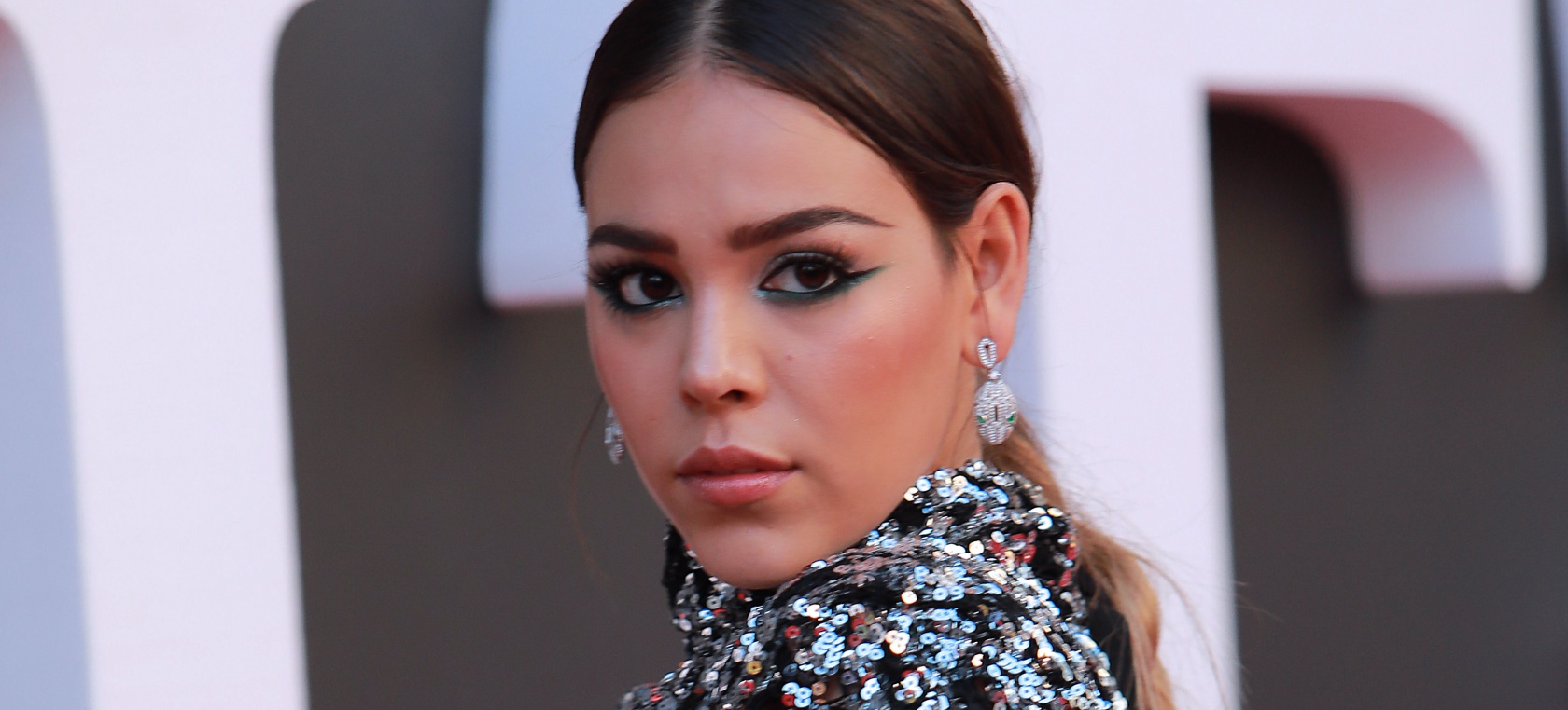 Danna Paola triunfa en Instagram con un bikini azul y un balón de fútbol Danna Paola triunfa en Instagram con un bikini azul y un balón de fútbol