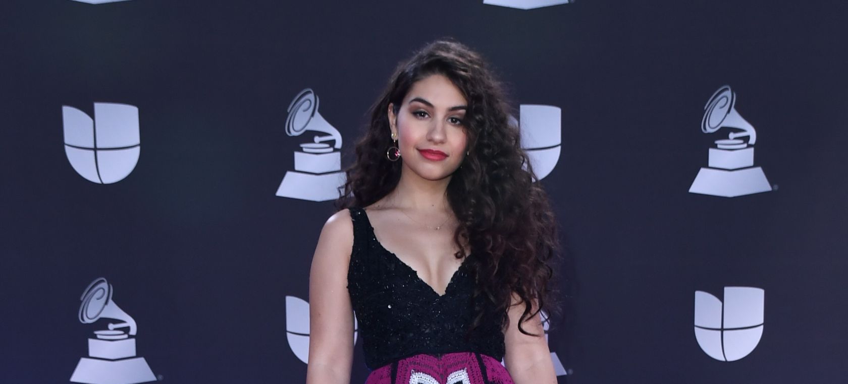 Alessia Cara, con este increíble vestido, acude a los GRAMMY Latinos Alessia Cara, con este increíble vestido, acude a los GRAMMY Latinos