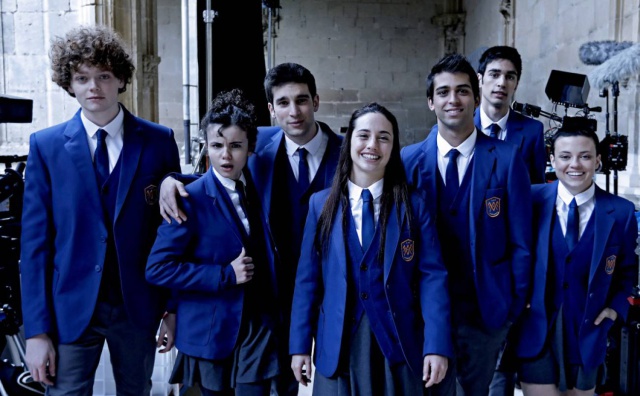 Los protagonistas de ‘El Internado: Las Cumbres’ celebran el final del rodaje corriendo desnudos por la playa Los protagonistas de ‘El Internado: Las Cumbres’ celebran el final del rodaje corriendo desnudos por la playa