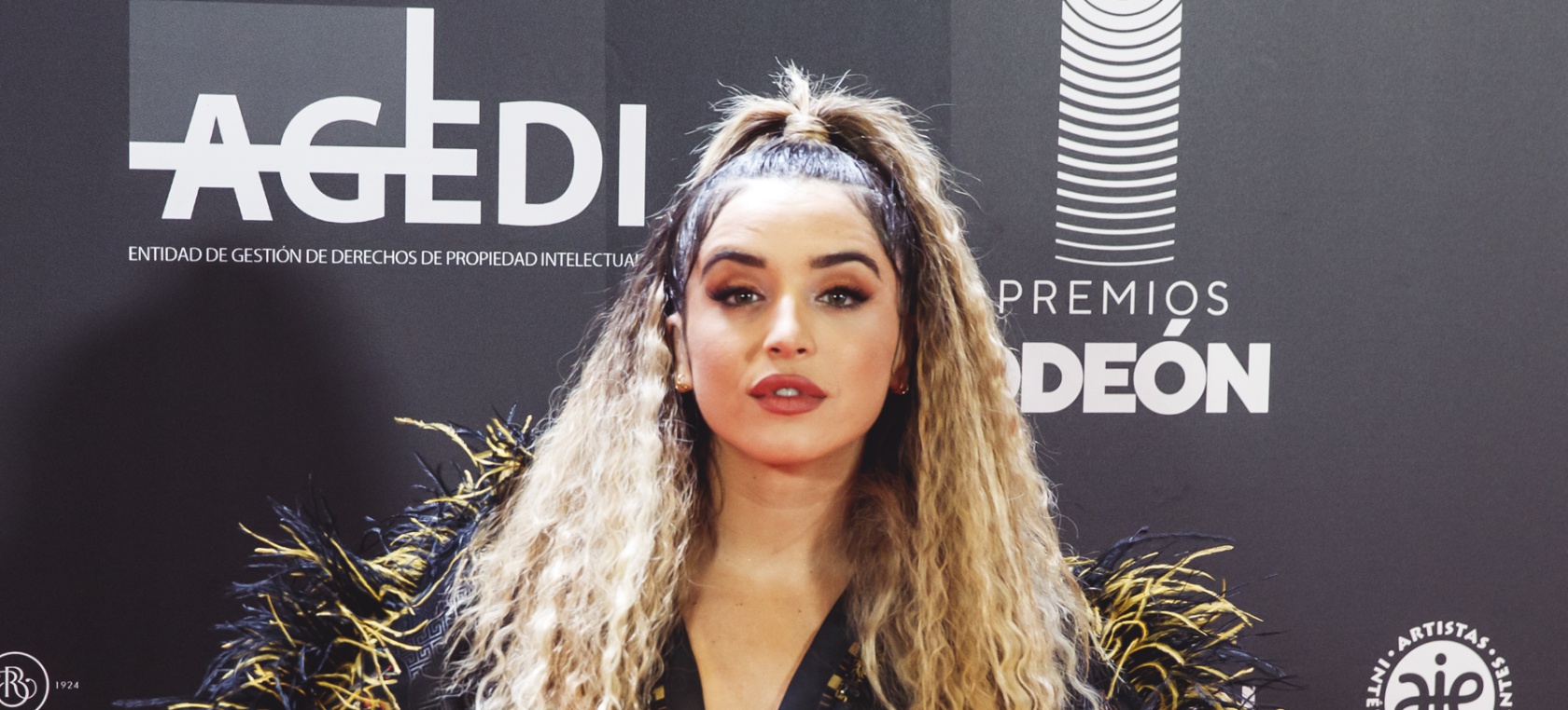 Lola Índigo, Danna Paola y Denise Rosenthal ceban su colaboración a golpe de agua, fuego y aire Lola Índigo, Danna Paola y Denise Rosenthal ceban su colaboración a golpe de agua, fuego y aire