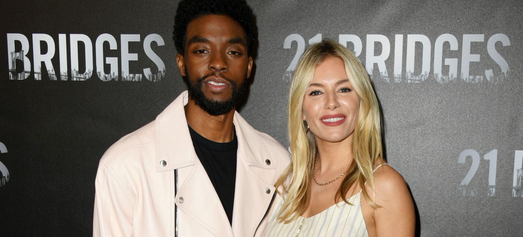 Chadwick Boseman y Sienna Miller Chadwick Boseman y Sienna Miller
