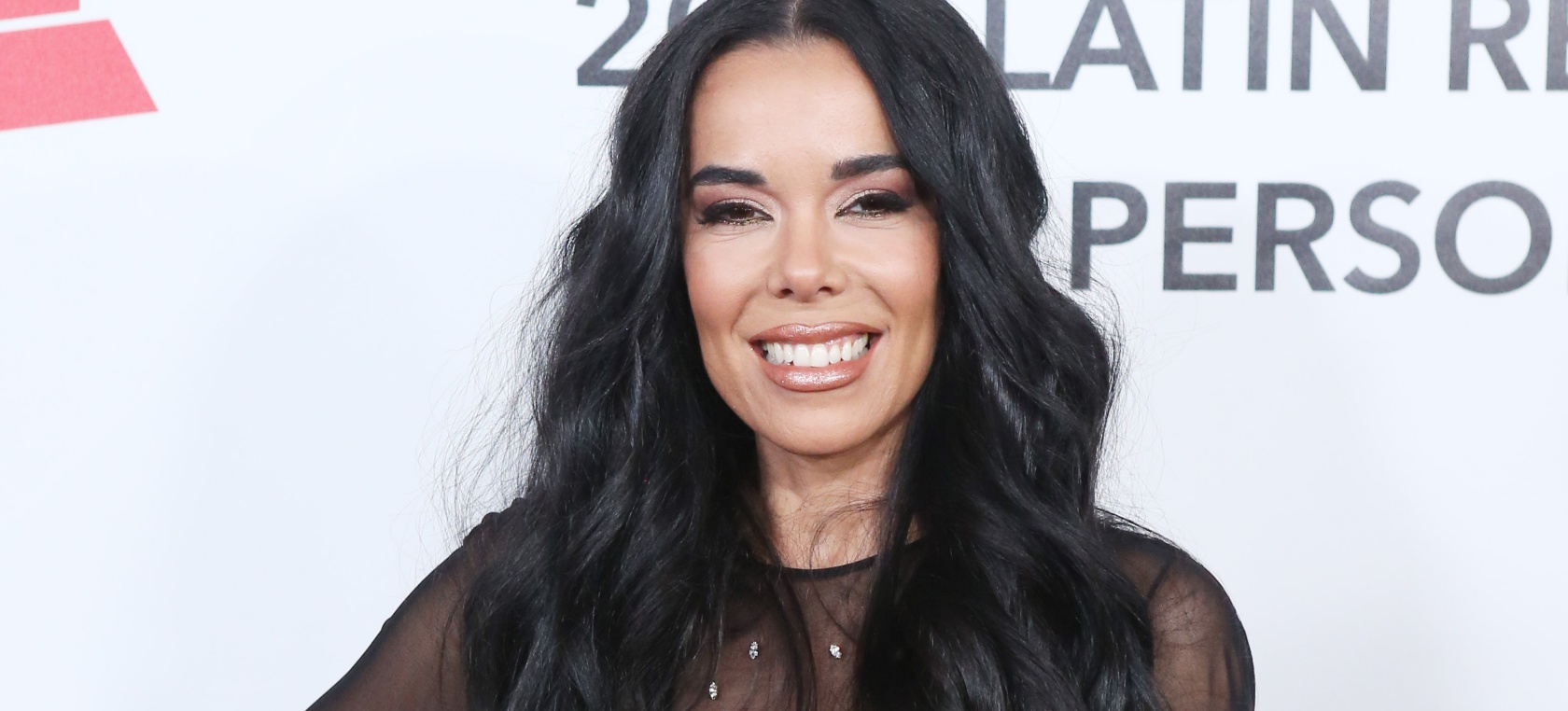 Beatriz Luengo publica la versión completa de su respuesta “empoderada y venenosa” a ‘Hawái’ de Maluma Beatriz Luengo publica la versión completa de su respuesta “empoderada y venenosa” a ‘Hawái’ de Maluma