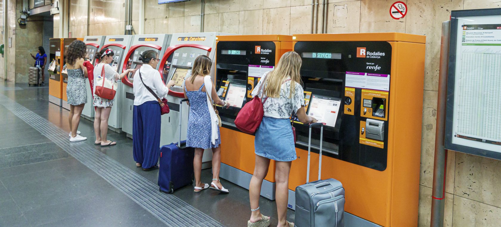 La Renfe adaptarà els torns d'accés per a comprar-hi el bitllet i sense contacte La Renfe adaptarà els torns d'accés per a comprar-hi el bitllet i sense contacte