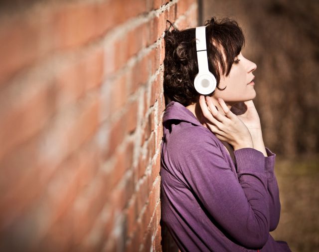 Mujer escuchando música Mujer escuchando música