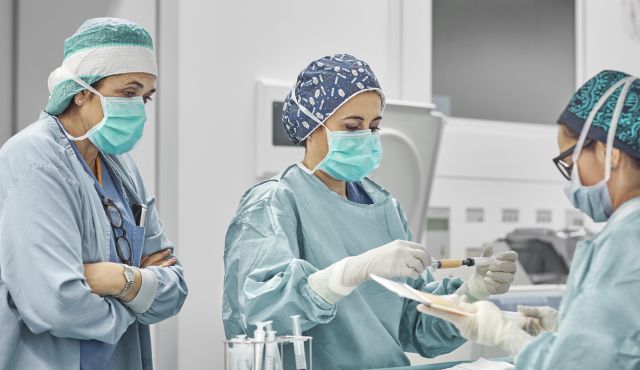 Cuatro sanitarias que luchan contra la pandemia amanecen siendo millonarias Cuatro sanitarias que luchan contra la pandemia amanecen siendo millonarias