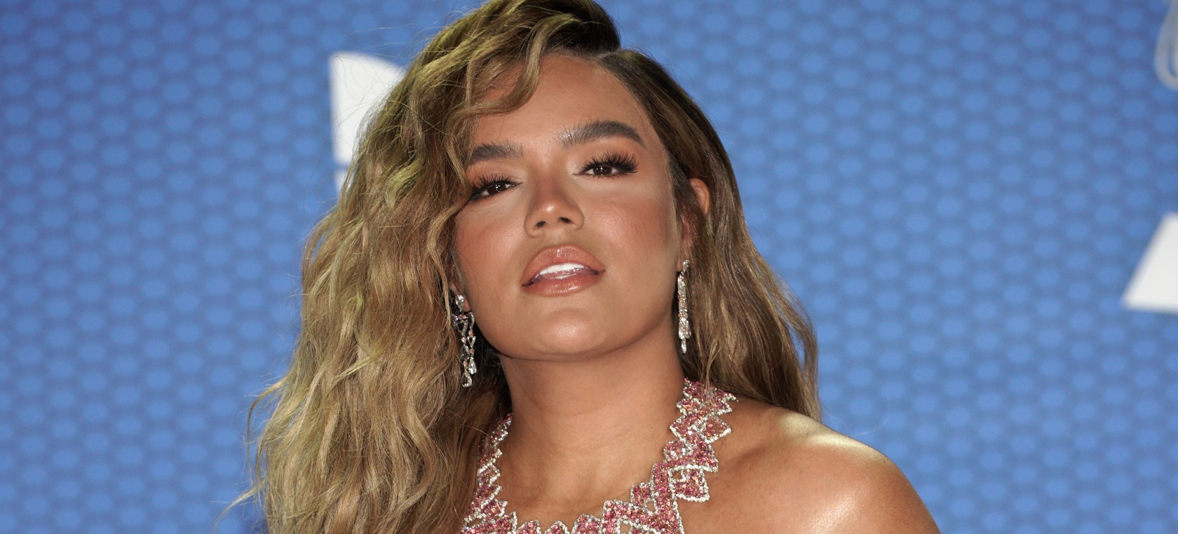 Karol G llama a sus fans por teléfono y sus reacciones no tienen desperdicio Karol G llama a sus fans por teléfono y sus reacciones no tienen desperdicio