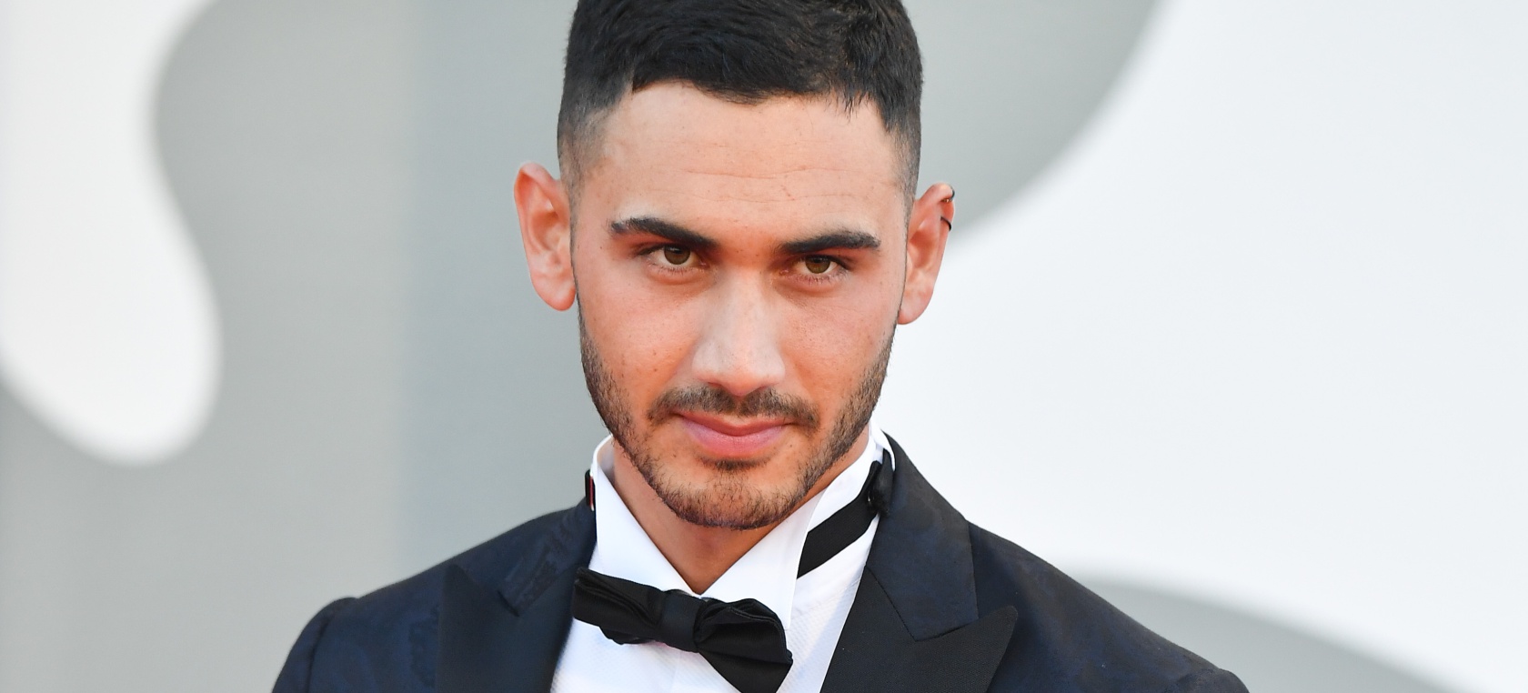 Alejandro Speitzer, actor y novio de Ester Expósito, criticado por vestirse de mujer Alejandro Speitzer, actor y novio de Ester Expósito, criticado por vestirse de mujer