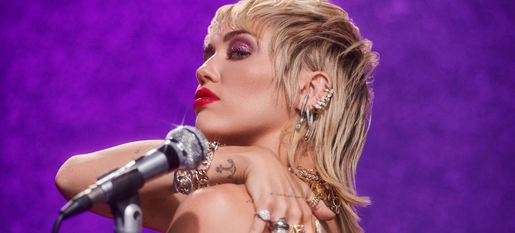 Miley Cyrus lanza 'Plastic Hearts' Miley Cyrus lanza 'Plastic Hearts'