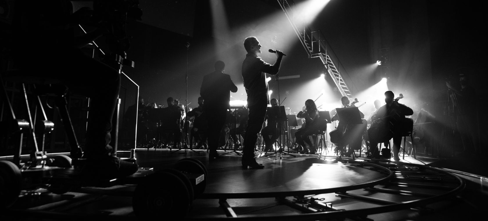 Escena en Blanco y Negro serie Banderas, Rozalén, Pablo Alborán, Bisbal Escena en Blanco y Negro serie Banderas, Rozalén, Pablo Alborán, Bisbal