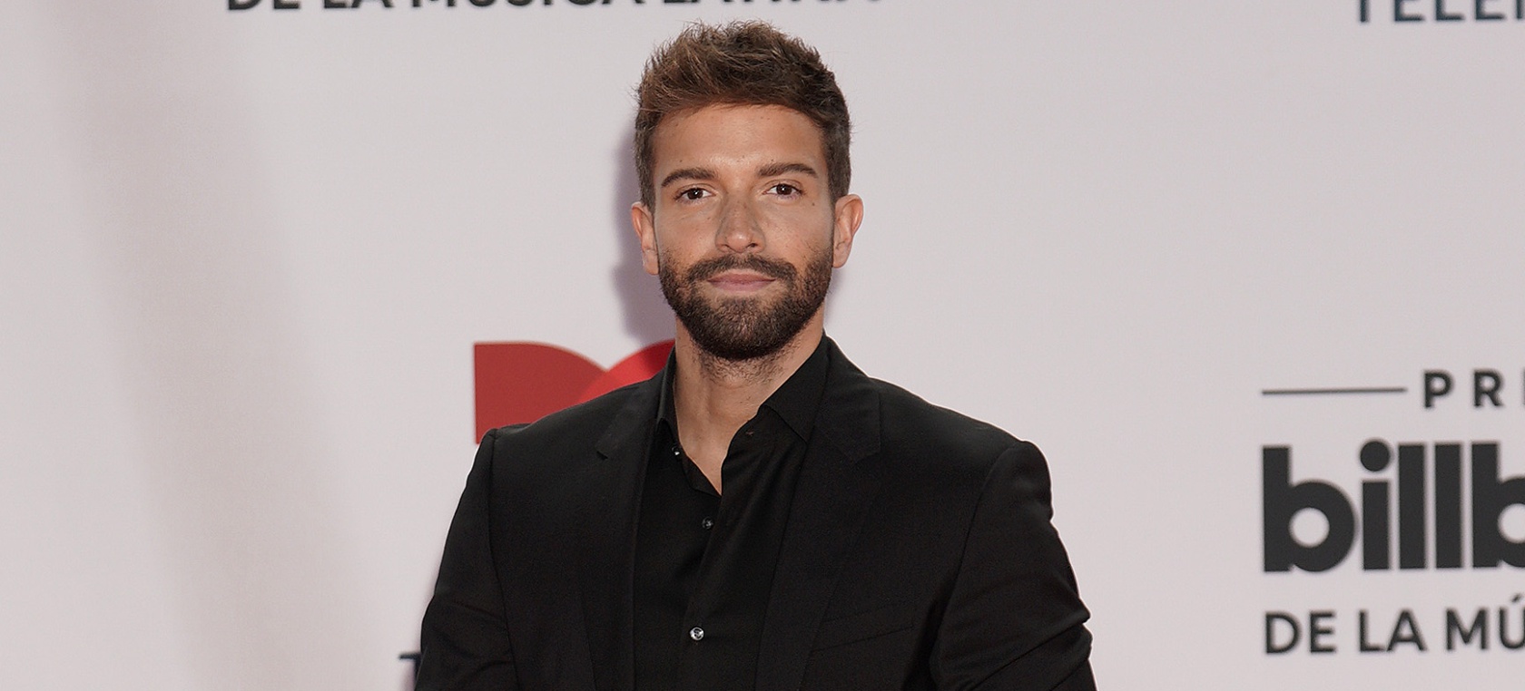 Pablo Alborán adorna el árbol de Navidad... a su manera Pablo Alborán adorna el árbol de Navidad... a su manera