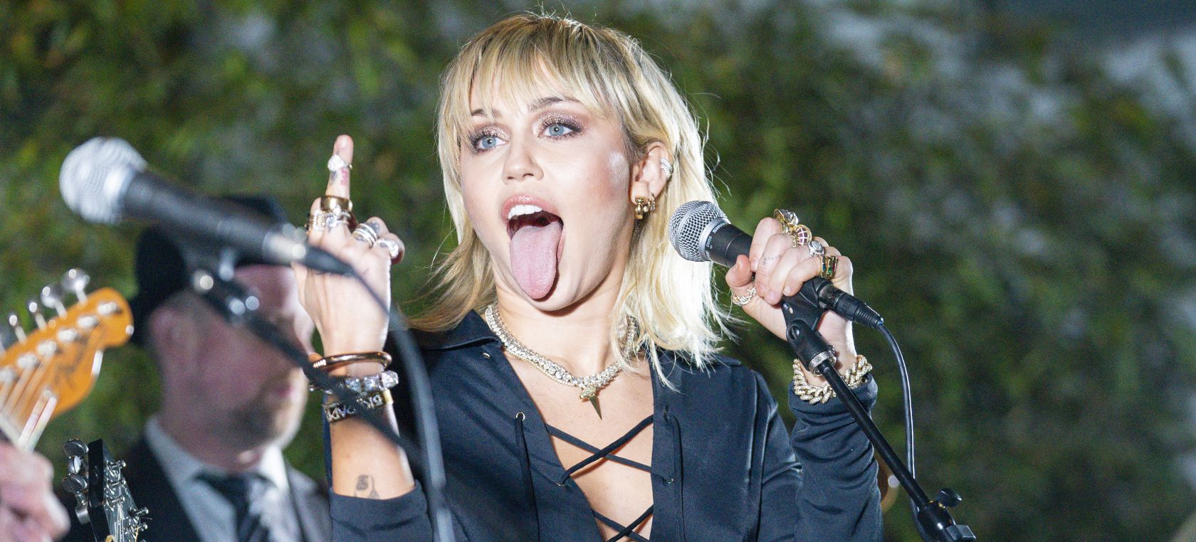 Miley Cyrus incendia las redes felicitando la Navidad… A su manera Miley Cyrus incendia las redes felicitando la Navidad… A su manera