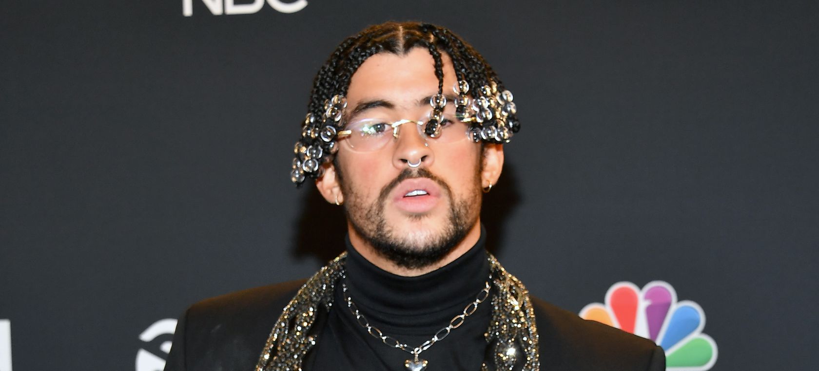 Bad Bunny posa sin camiseta luciendo abdominales y todos se fijan en el móvil Bad Bunny posa sin camiseta luciendo abdominales y todos se fijan en el móvil