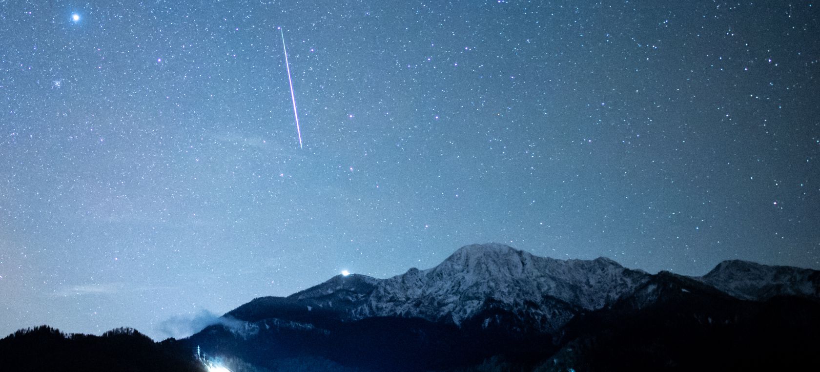 Un meteorito tiñe de verde el cielo de Galicia y León y causa una sonora explosión Un meteorito tiñe de verde el cielo de Galicia y León y causa una sonora explosión