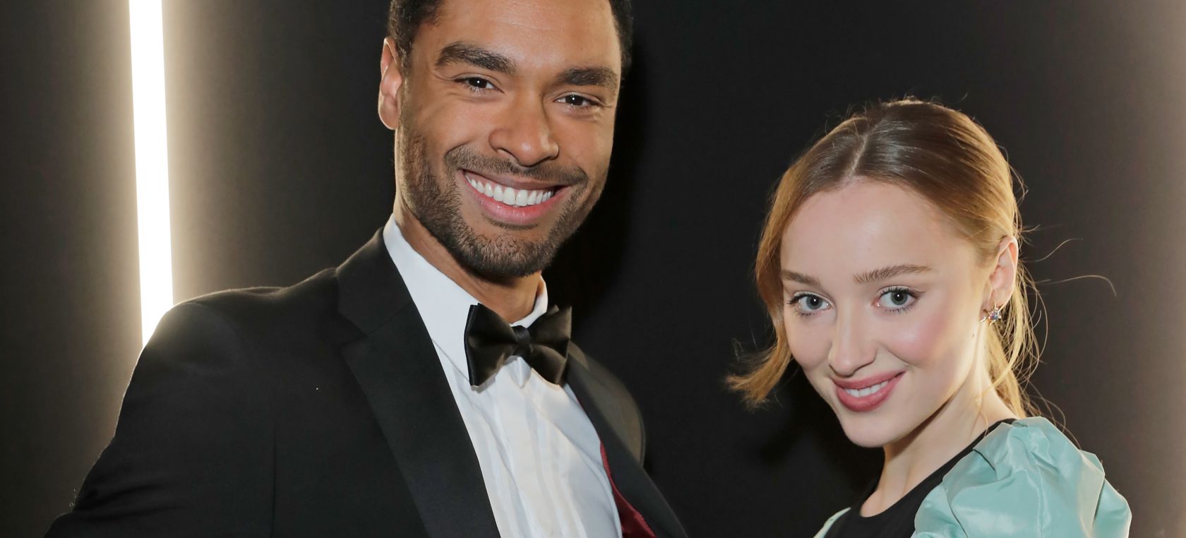 Regé-Jean Page y Phoebe Dynevor en Pre-BAFTA Dinner Party en 2020 Regé-Jean Page y Phoebe Dynevor en Pre-BAFTA Dinner Party en 2020