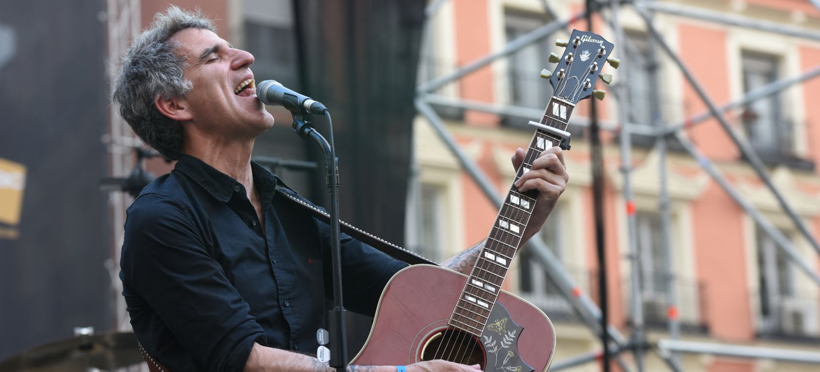 Mikel Erentxun se rodea de artistas para repasar sus 35 años de carrera en ‘Amigos de guardia’ Mikel Erentxun se rodea de artistas para repasar sus 35 años de carrera en ‘Amigos de guardia’