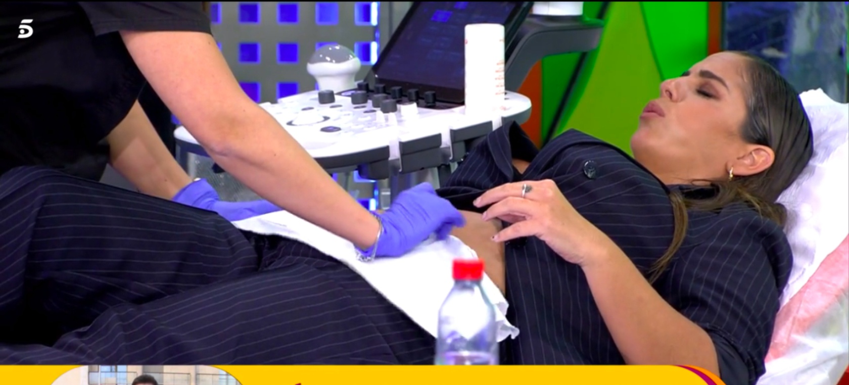 ‘Sálvame’ hace una ecografía en directo a Anabel Pantoja y la gente se echa las manos a la cabeza ‘Sálvame’ hace una ecografía en directo a Anabel Pantoja y la gente se echa las manos a la cabeza
