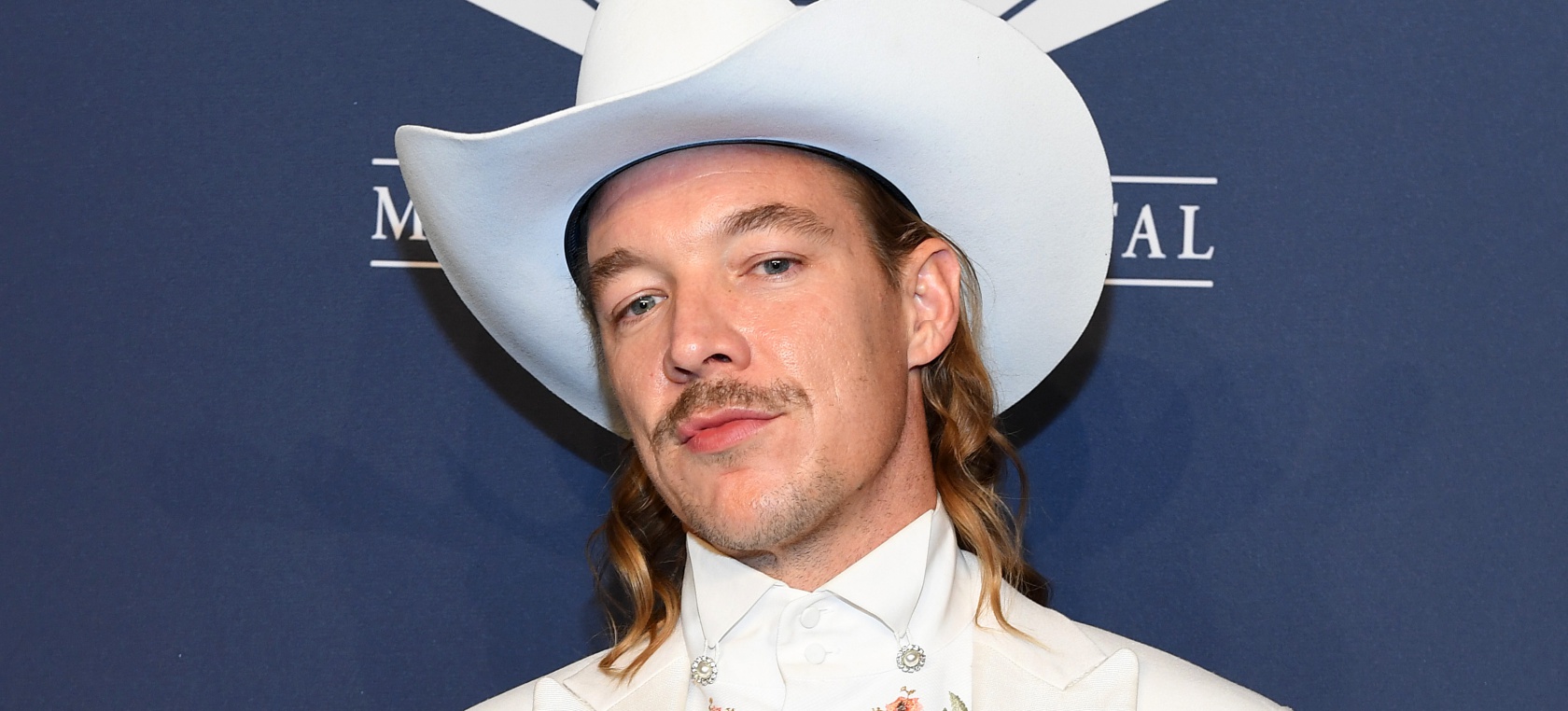 Diplo juega con la nieve y no sale muy bien Diplo juega con la nieve y no sale muy bien
