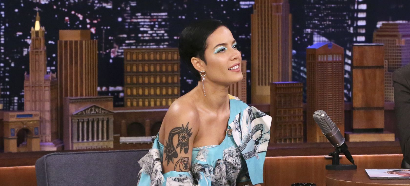 Halsey acude a The Tonight Show, 2020 Halsey acude a The Tonight Show, 2020