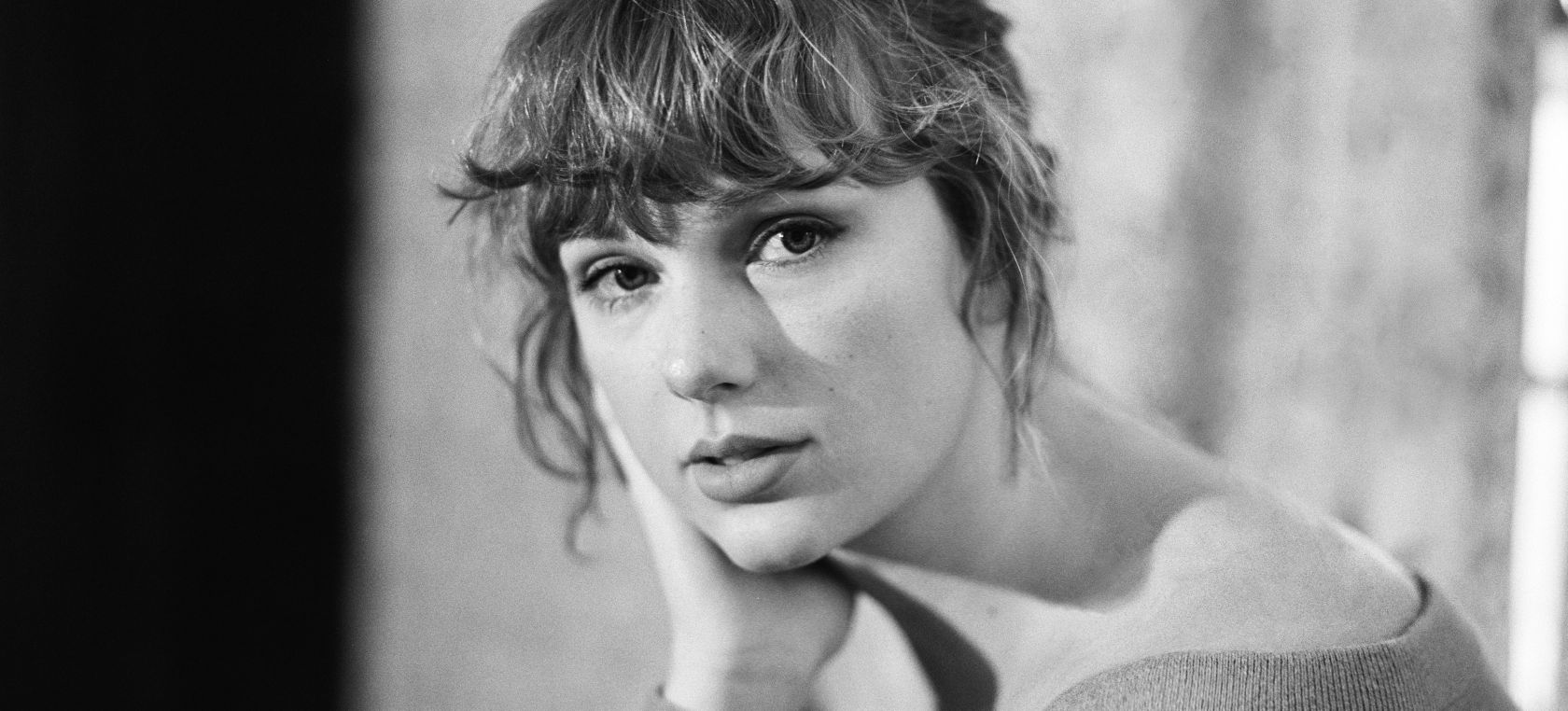 Taylor Swift en un photoshoot para su álbum 'Folklore' Taylor Swift en un photoshoot para su álbum 'Folklore'