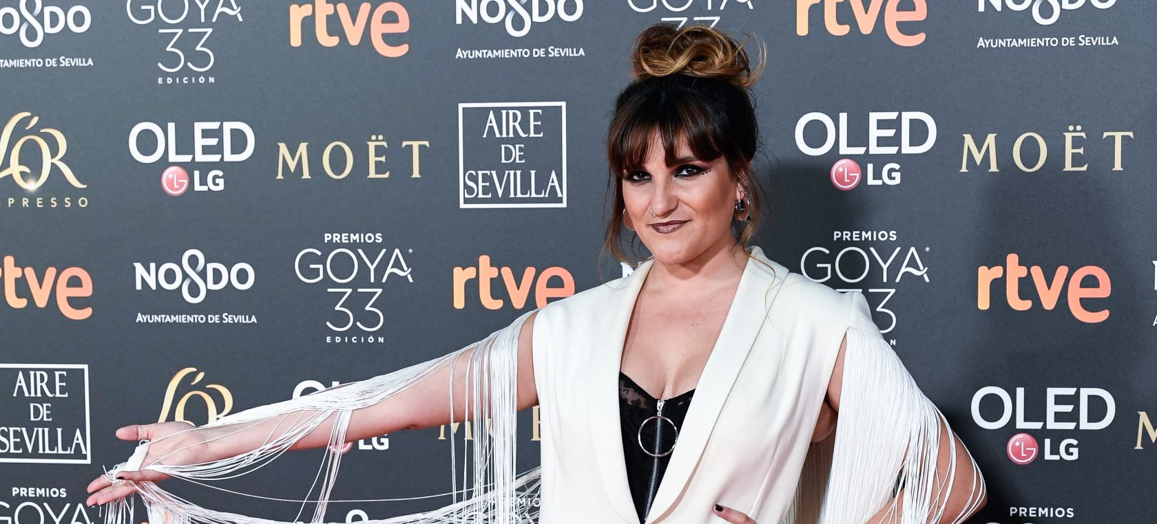 Rozalén recibe entre lágrimas el Goya a mejor canción: “Gracias a los que me queréis por cómo soy” Rozalén recibe entre lágrimas el Goya a mejor canción: “Gracias a los que me queréis por cómo soy”