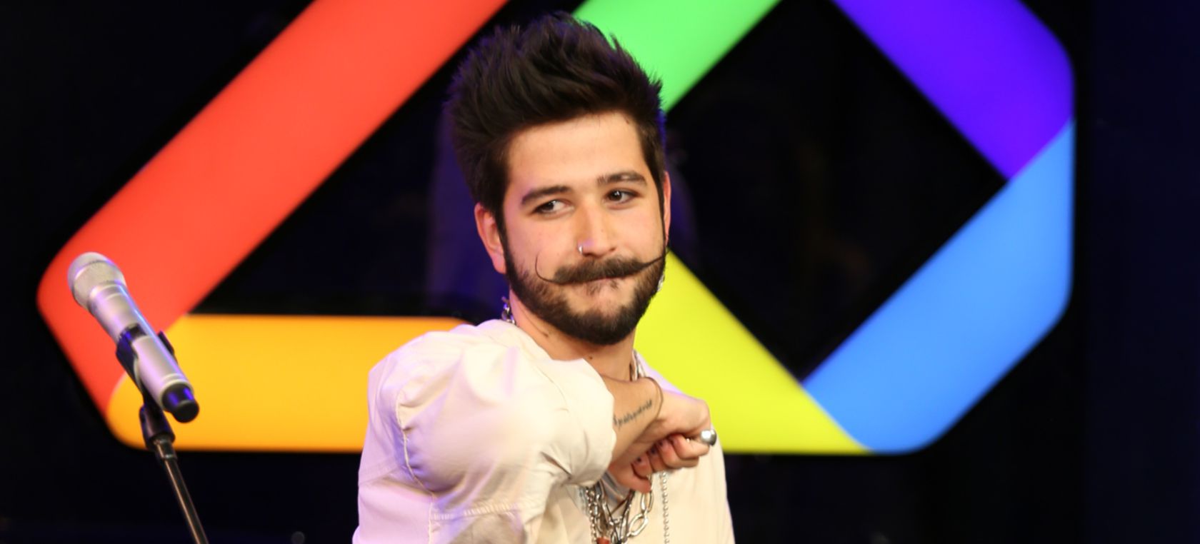 Camilo se convierte en testigo de la romántica sorpresa a una fan en LOS40 Stage Camilo se convierte en testigo de la romántica sorpresa a una fan en LOS40 Stage
