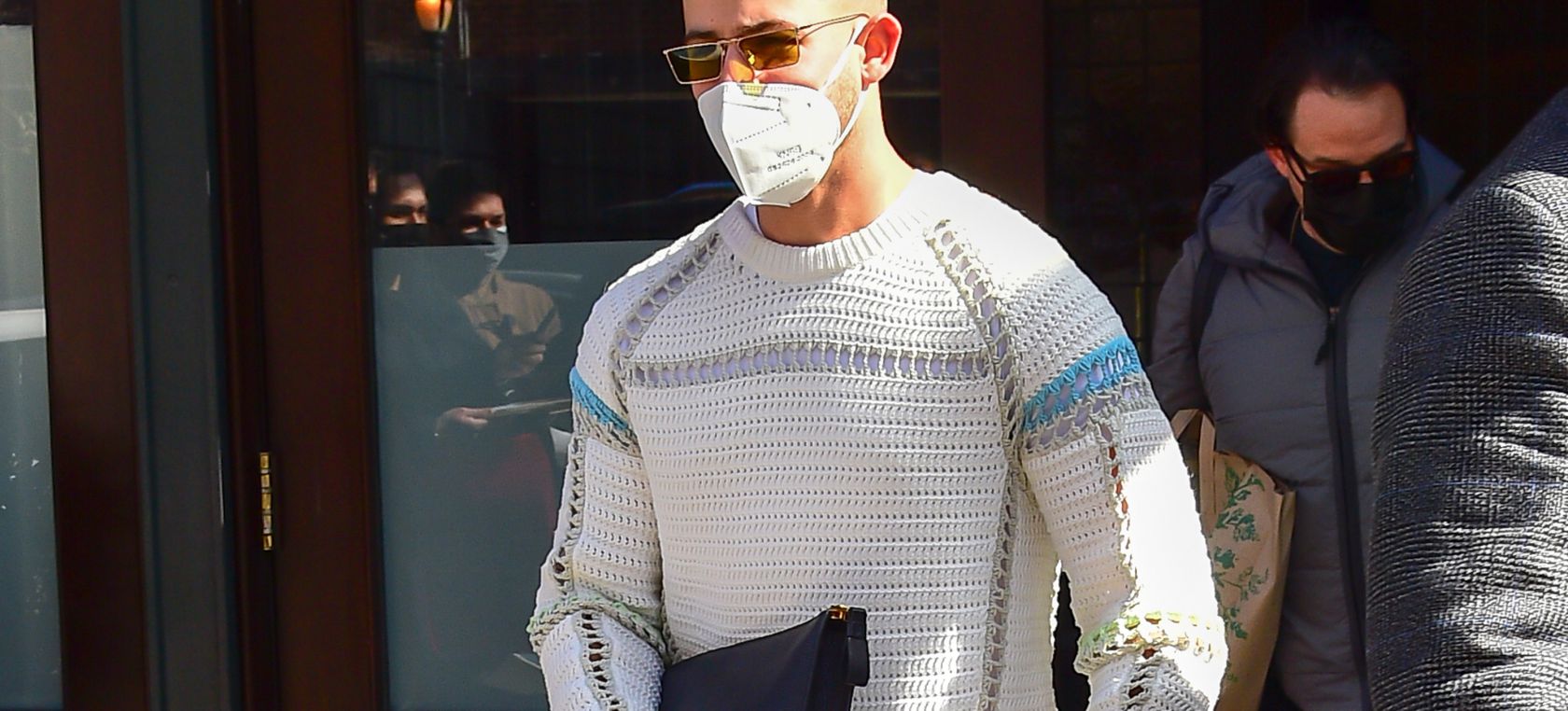 El bolso de Nick Jonas crea tendencia: así es la prenda de la que nunca se separa El bolso de Nick Jonas crea tendencia: así es la prenda de la que nunca se separa