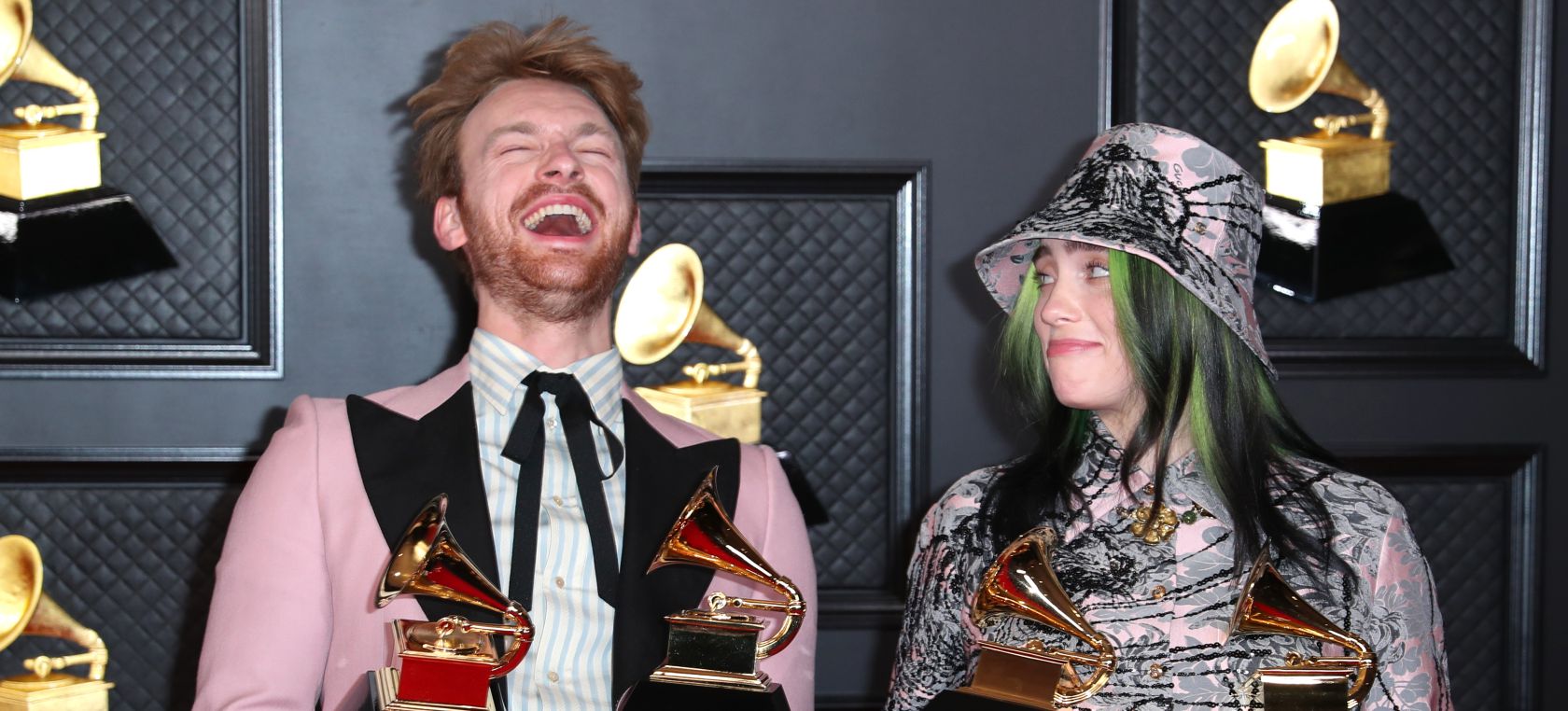 Billie Eilish y FINNEAS con sus premios en los Grammy 2021 Billie Eilish y FINNEAS con sus premios en los Grammy 2021