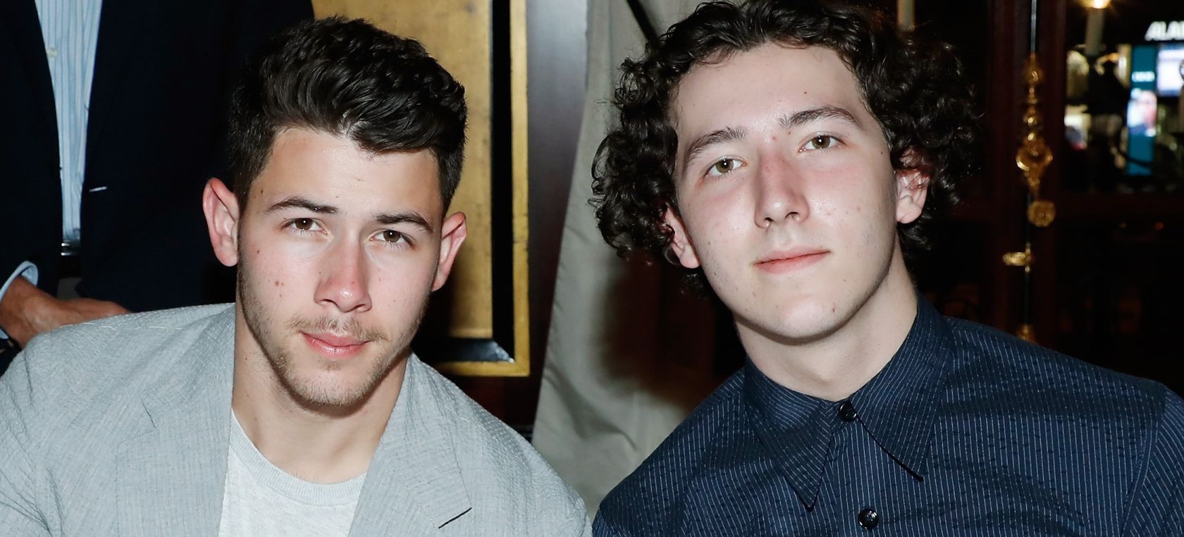 Frankie y Nick Jonas cenando en Ryder Cup Dinner en 2018 Frankie y Nick Jonas cenando en Ryder Cup Dinner en 2018