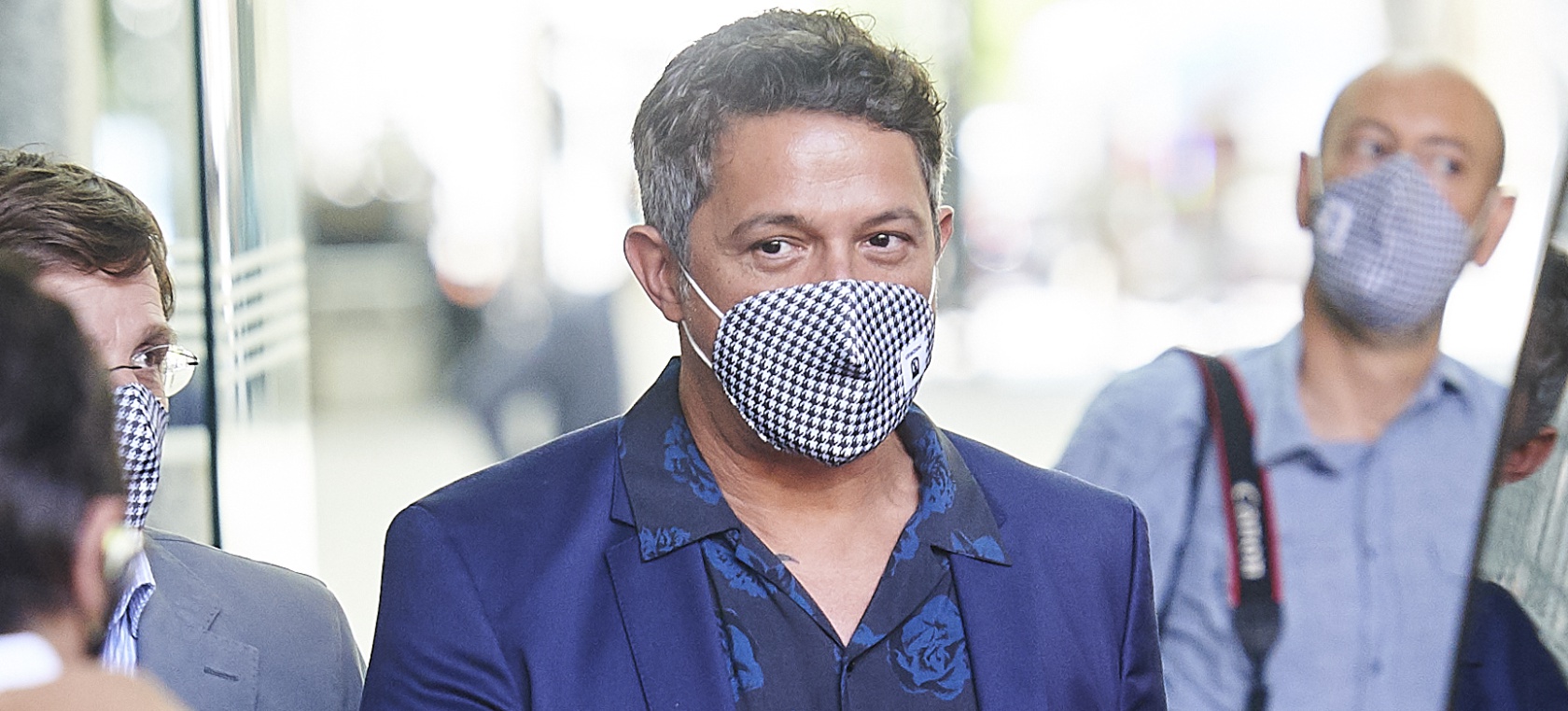 Alejandro Sanz muestra el efecto que la mascarilla ha tenido en su hijo Dylan Alejandro Sanz muestra el efecto que la mascarilla ha tenido en su hijo Dylan