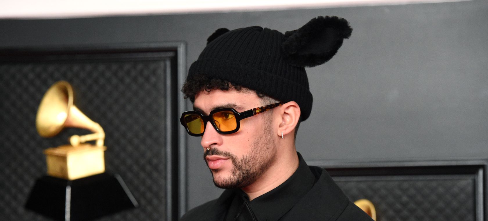 Bad Bunny deja de rodillas a un luchador tras pegarle un puñetazo Bad Bunny deja de rodillas a un luchador tras pegarle un puñetazo
