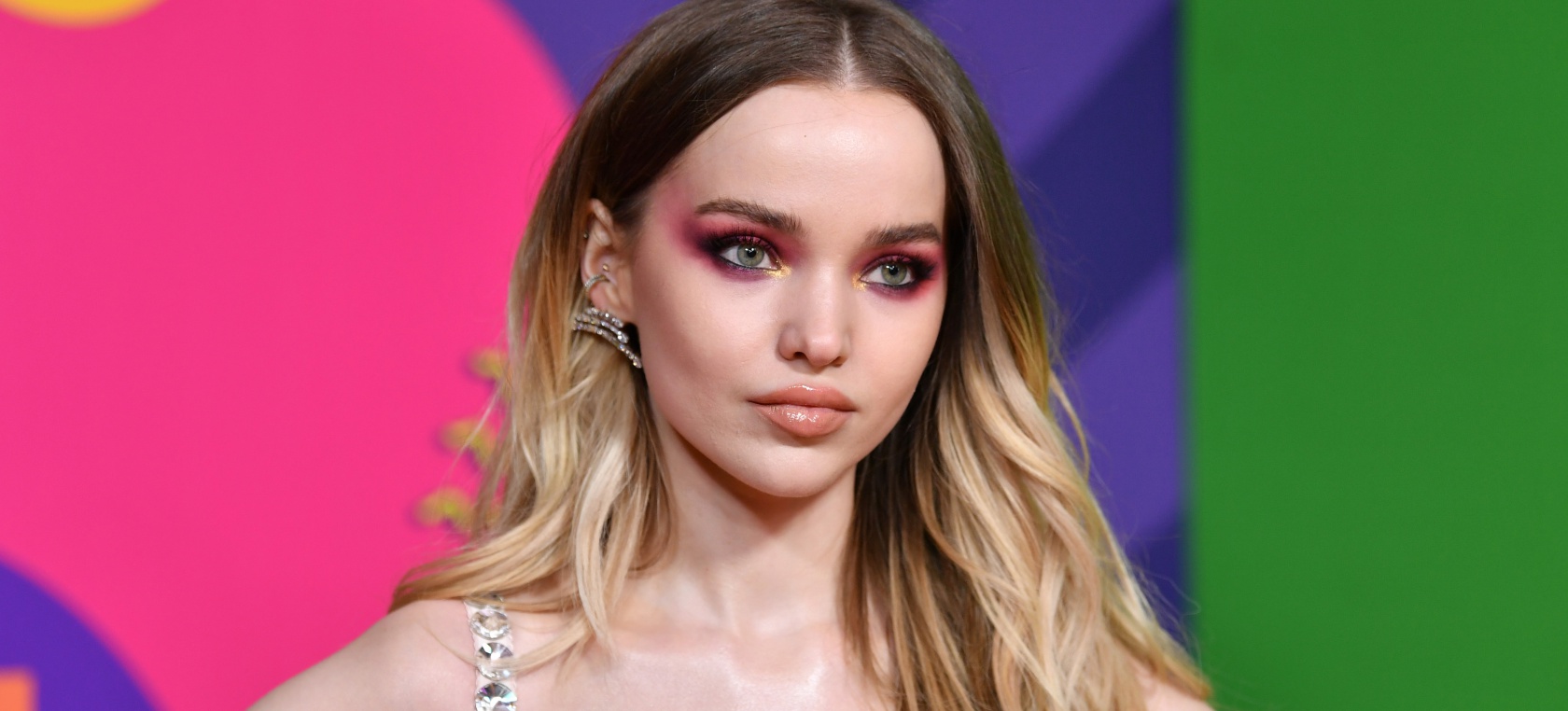 Dove Cameron presume de look en ‘topless’ y hace una confesión Dove Cameron presume de look en ‘topless’ y hace una confesión