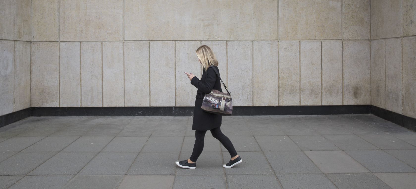 Una app de Google mandará avisos para que sus usuarios levanten la cabeza antes de cruzar la calle Una app de Google mandará avisos para que sus usuarios levanten la cabeza antes de cruzar la calle