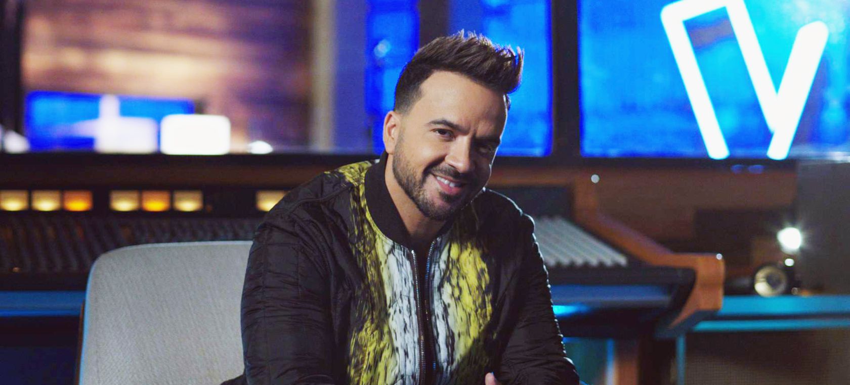 Así conduce Luis Fonsi un barco con los pies Así conduce Luis Fonsi un barco con los pies
