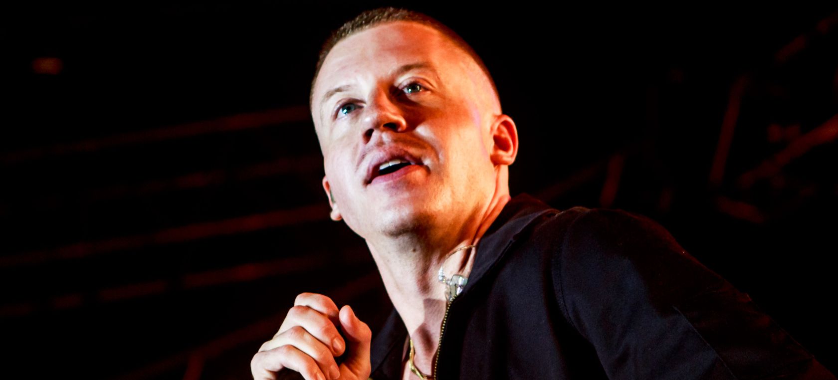 Macklemore actúa en Milán, Italia, en 2018 Macklemore actúa en Milán, Italia, en 2018