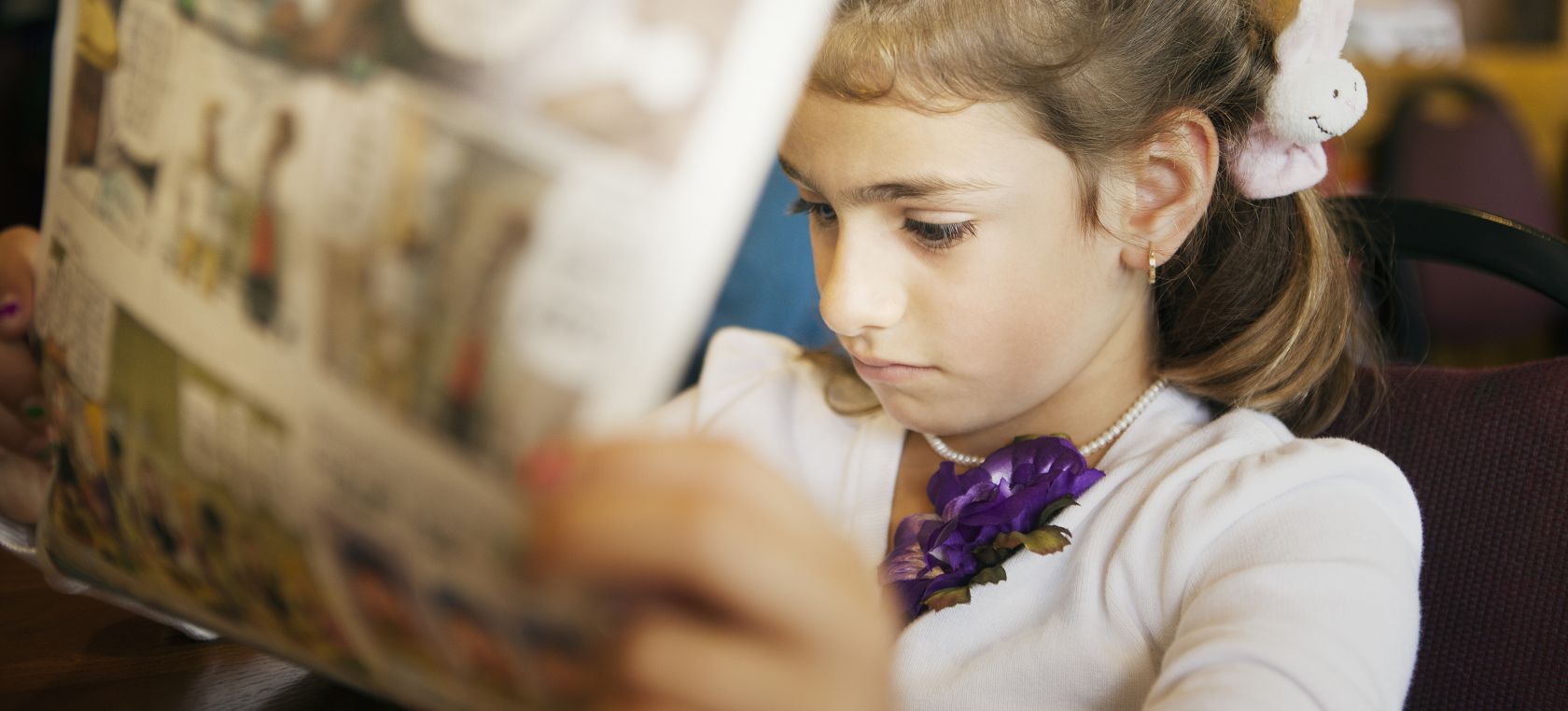 Niña leyendo comics Niña leyendo comics
