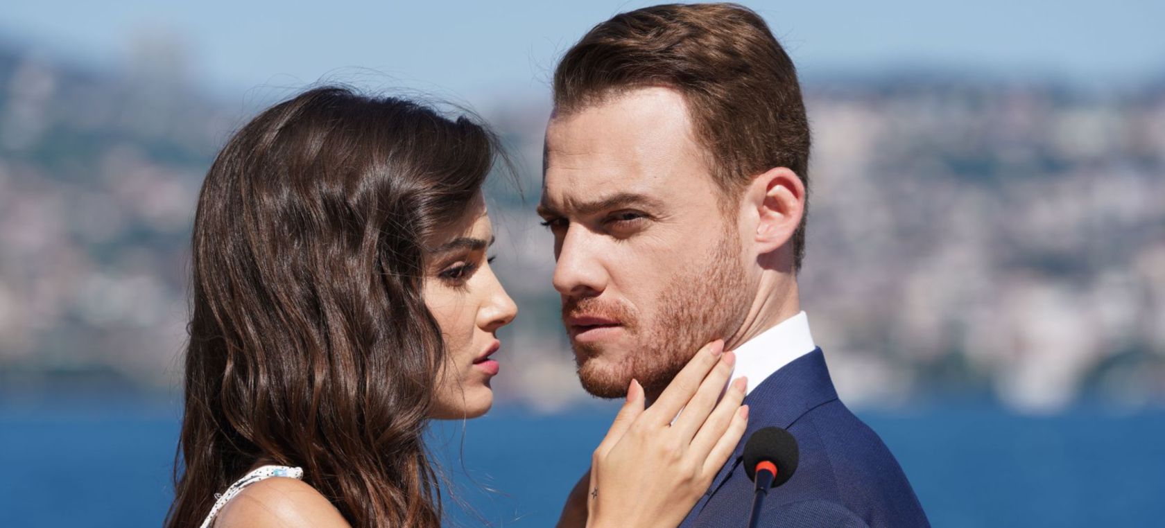 Kerem Bürsin y Hande Erçel (‘Love is in the air’), juntos en la canoa transparente que querrás este verano Kerem Bürsin y Hande Erçel (‘Love is in the air’), juntos en la canoa transparente que querrás este verano