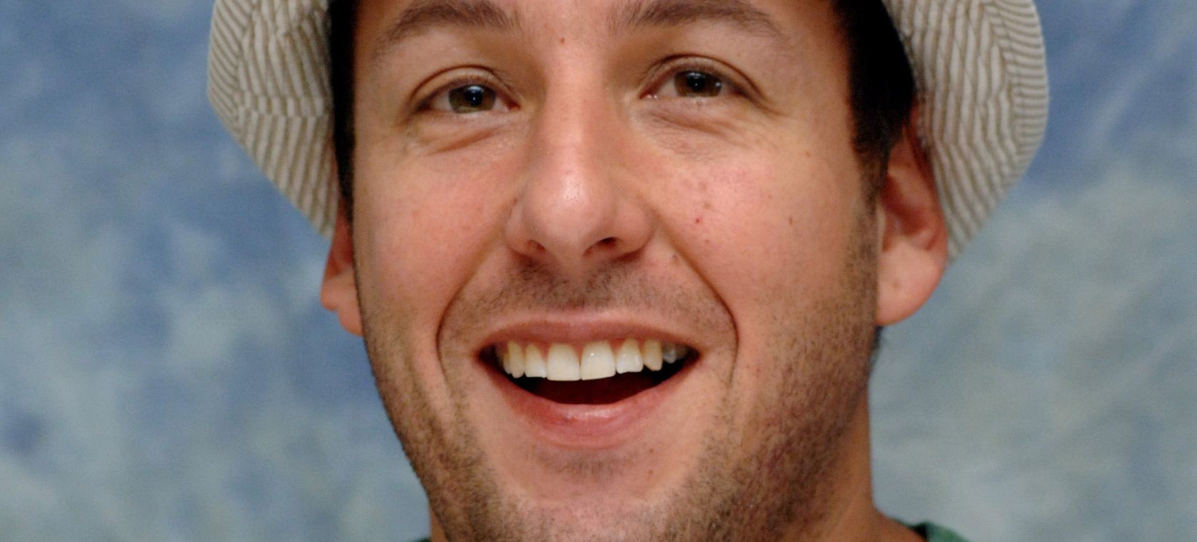 Así reacciona una camarera al saber que le negó la entrada a Adam Sandler en su restaurante Así reacciona una camarera al saber que le negó la entrada a Adam Sandler en su restaurante