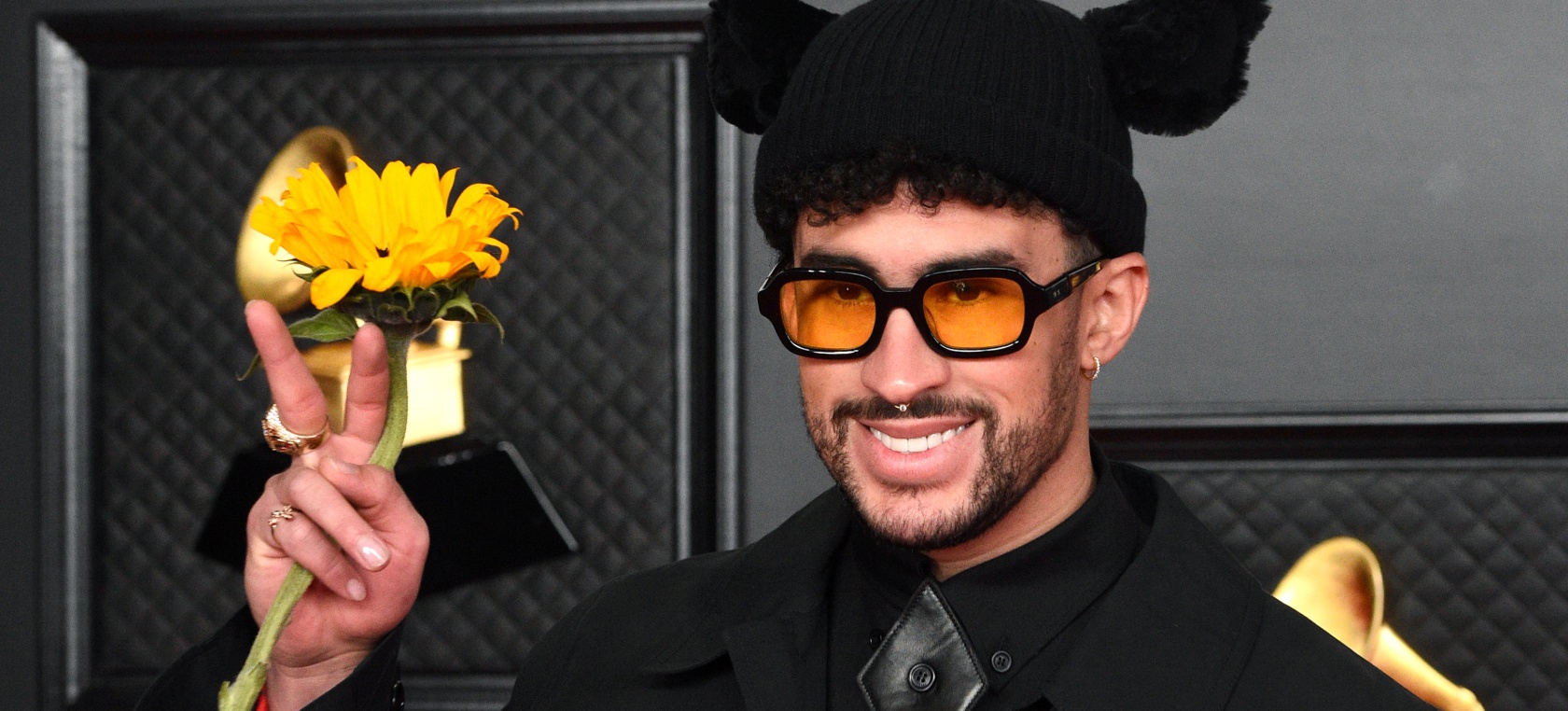 Bad Bunny marca tendencia con un look de falda y chaqueta Bad Bunny marca tendencia con un look de falda y chaqueta